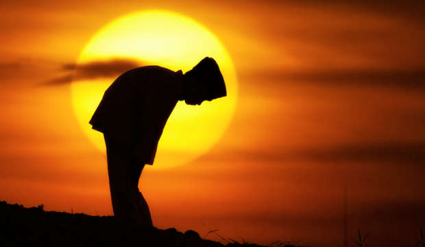 Hanya Gara-gara Lihat Temen Sholat, Pemuda Transylvania Ini Akhirnya Bersyahadat