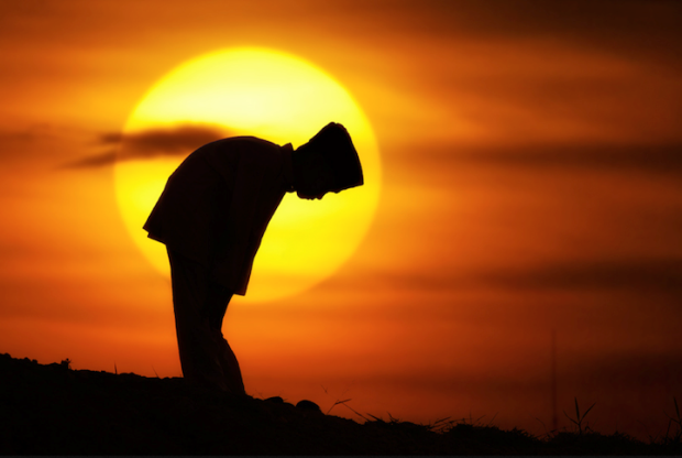 Hanya Gara-gara Lihat Temen Salat, Pemuda Transylvania Ini Akhirnya Bersyahadat